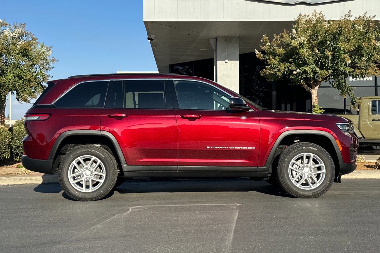 New 2025 Jeep Grand Cherokee Laredo X w/ Luxury Tech Group I image 3