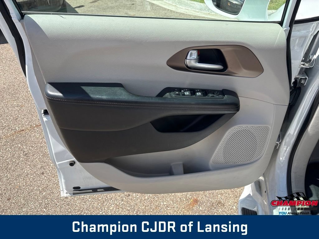 Used 2017 Chrysler Pacifica Touring-L Plus FWD image 14