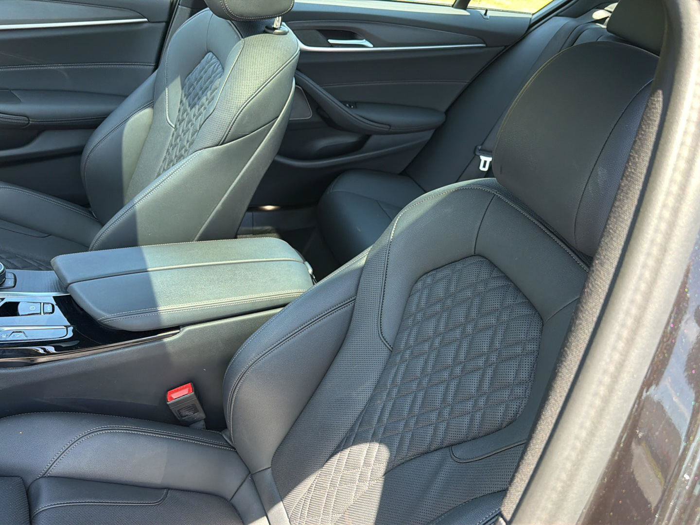 Used 2023 BMW 530e w/ Premium Package RWD image 30