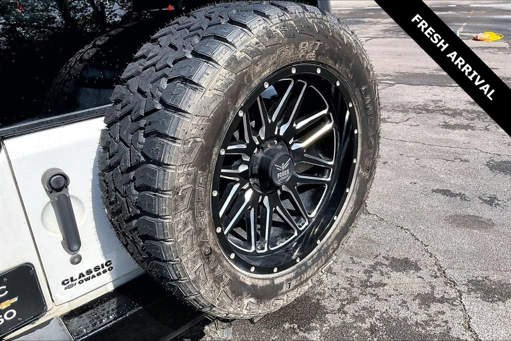 Used 2018 Jeep Wrangler Unlimited Sahara w/ Connectivity Group AWD/4WD image 23
