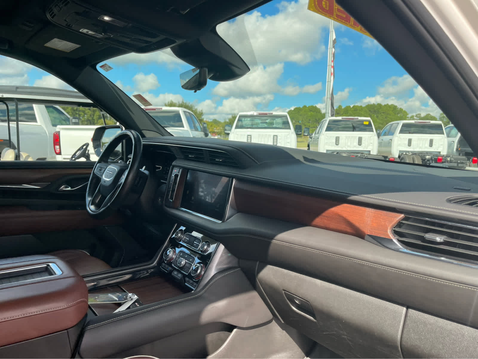 Used 2023 GMC Yukon XL Denali Ultimate AWD/4WD image 28