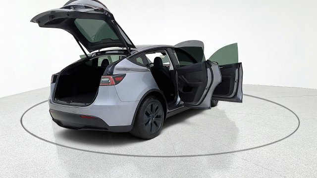 Used 2025 Tesla Model Y Long Range RWD image 17