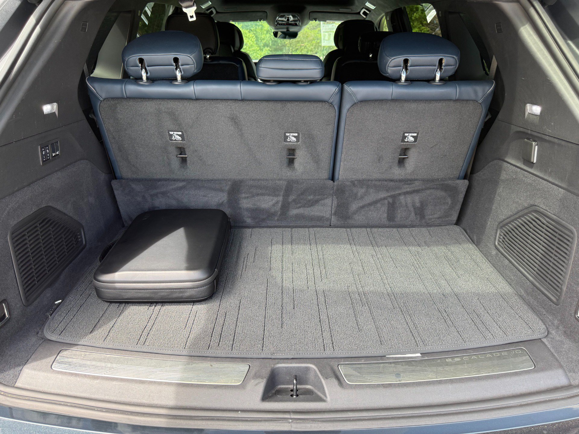 Used 2025 Cadillac Escalade IQ Luxury 2 w/ LPO, Premium Carpet Package AWD/4WD image 27