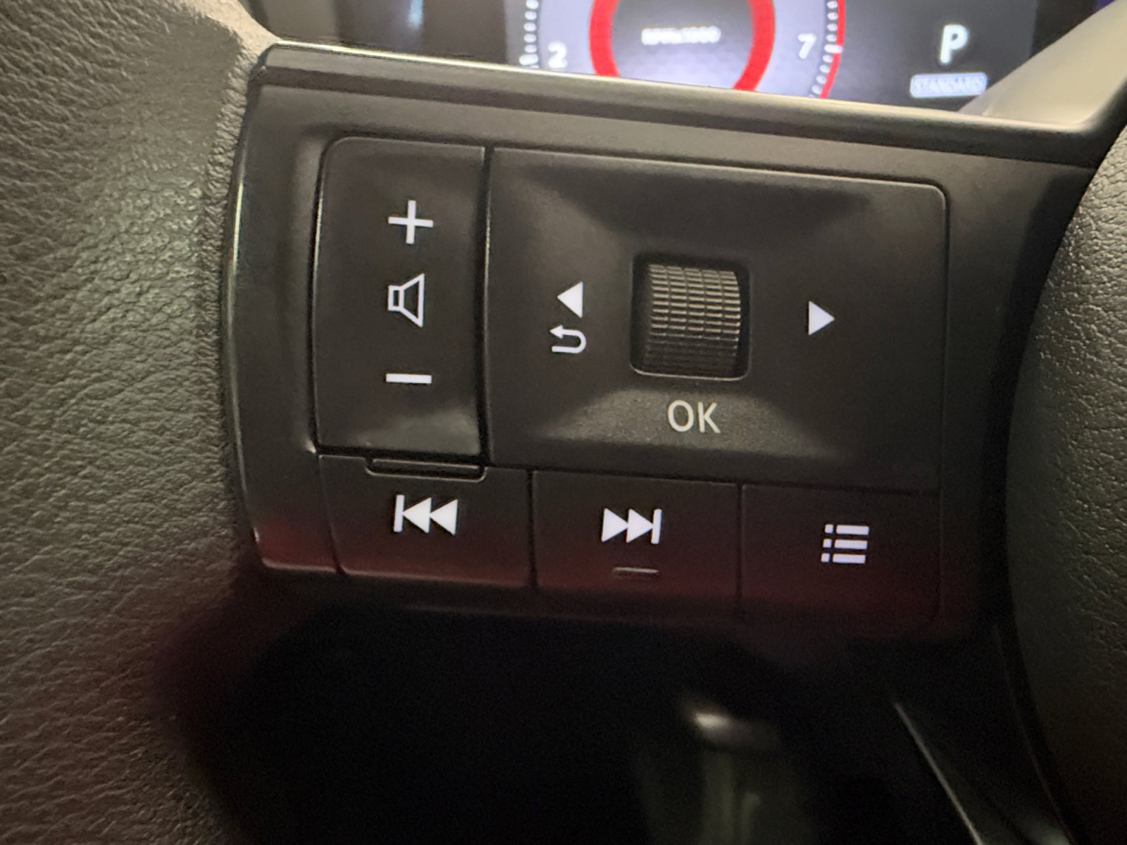 Used 2025 Nissan Kicks SV FWD image 18