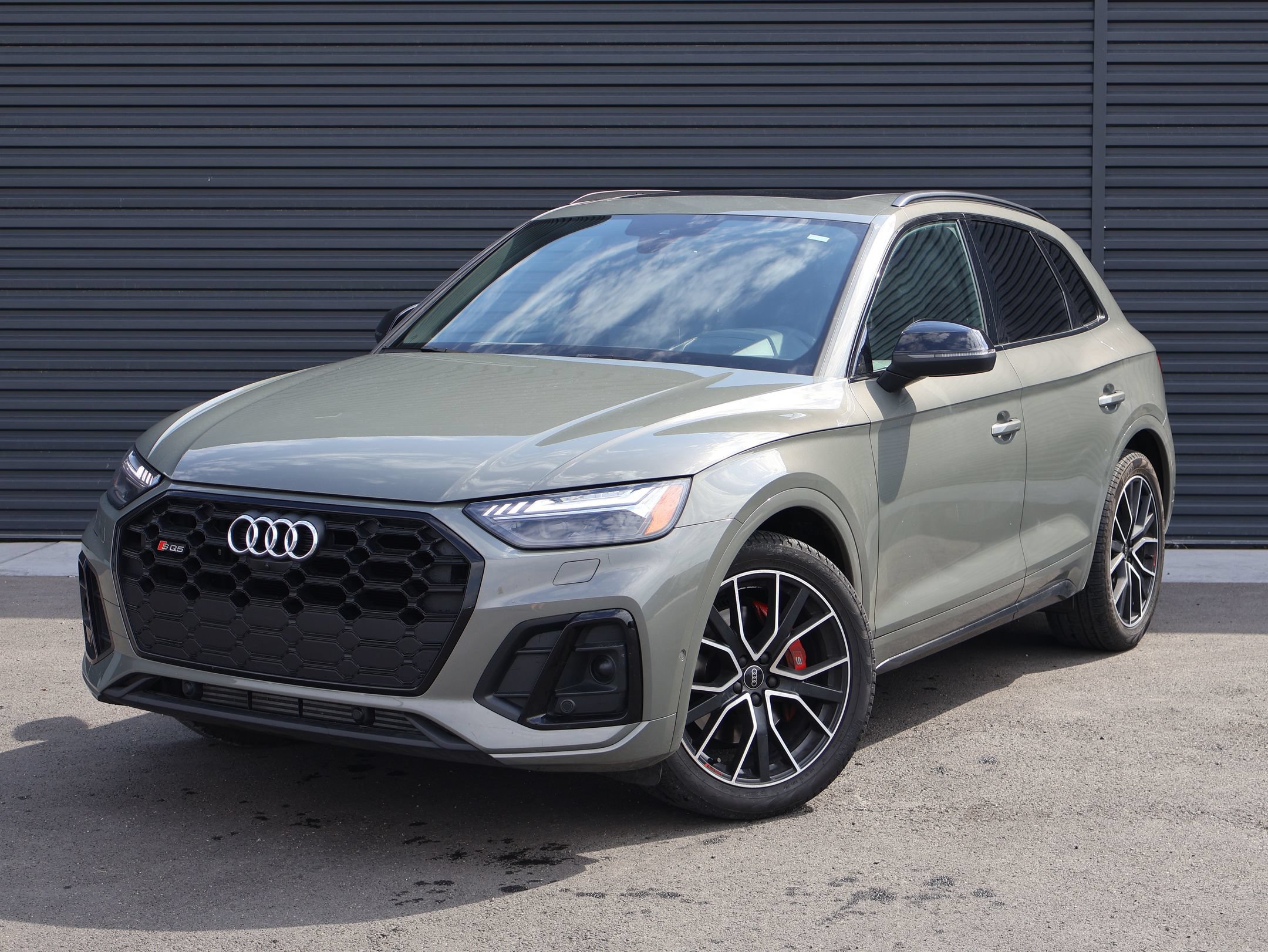 Used 2024 Audi SQ5 Prestige AWD/4WD image 1