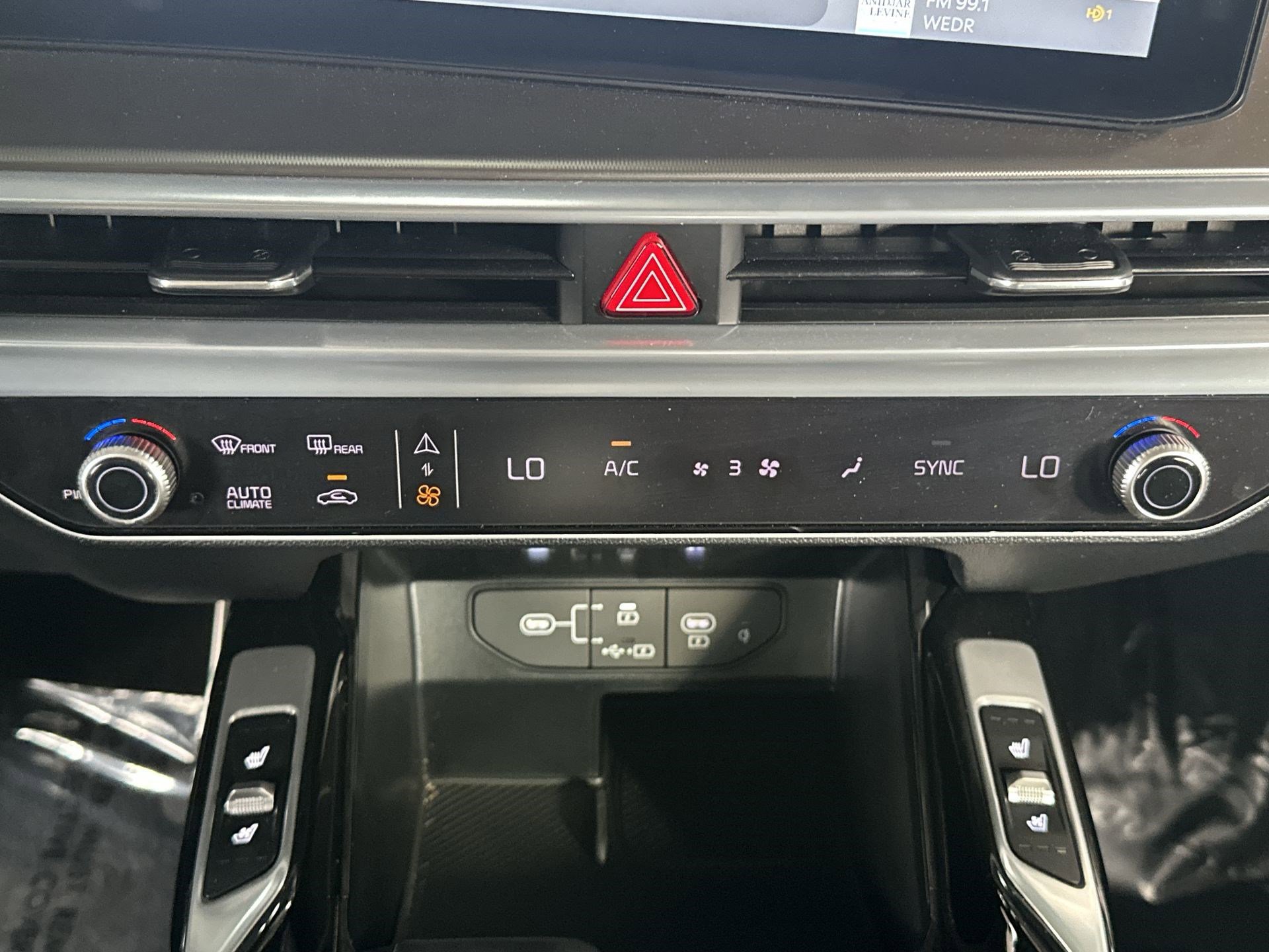 Used 2025 Kia Sorento SX image 17