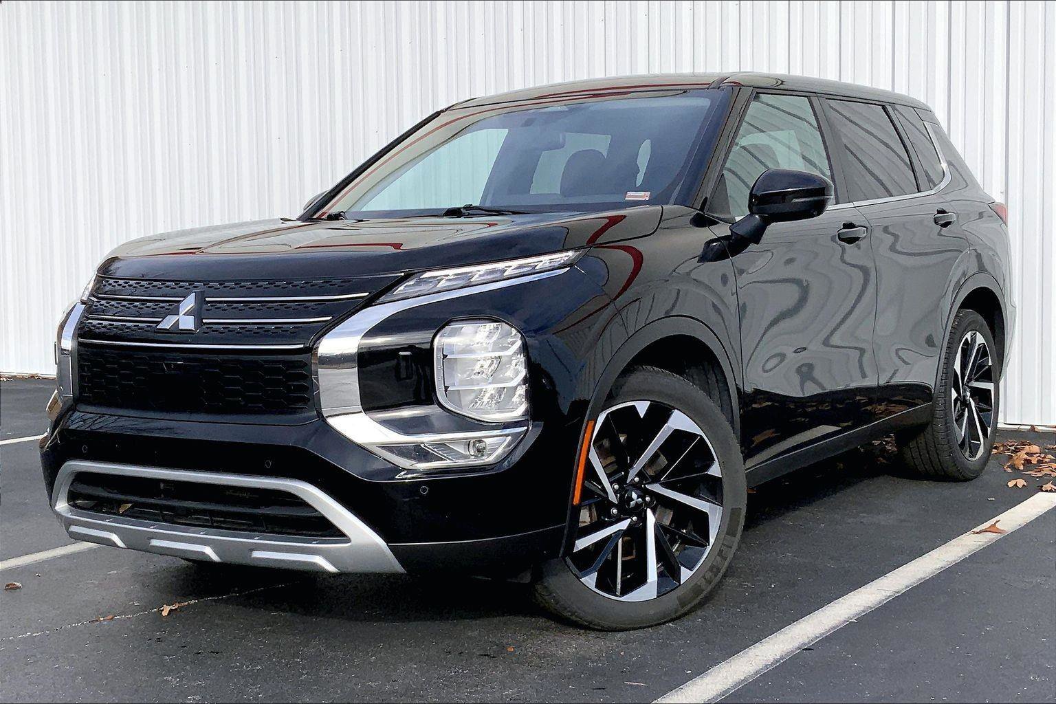 Used 2024 Mitsubishi Outlander SE image 1