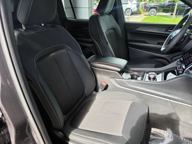 Used 2025 Jeep Grand Cherokee Laredo X w/ Luxury Tech Group I AWD/4WD image 11