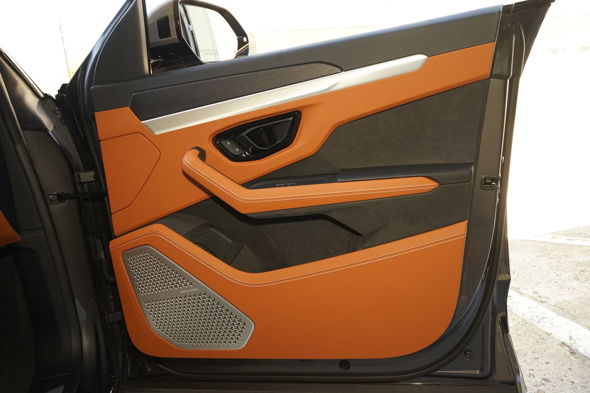 Used 2025 Lamborghini Urus SE image 29