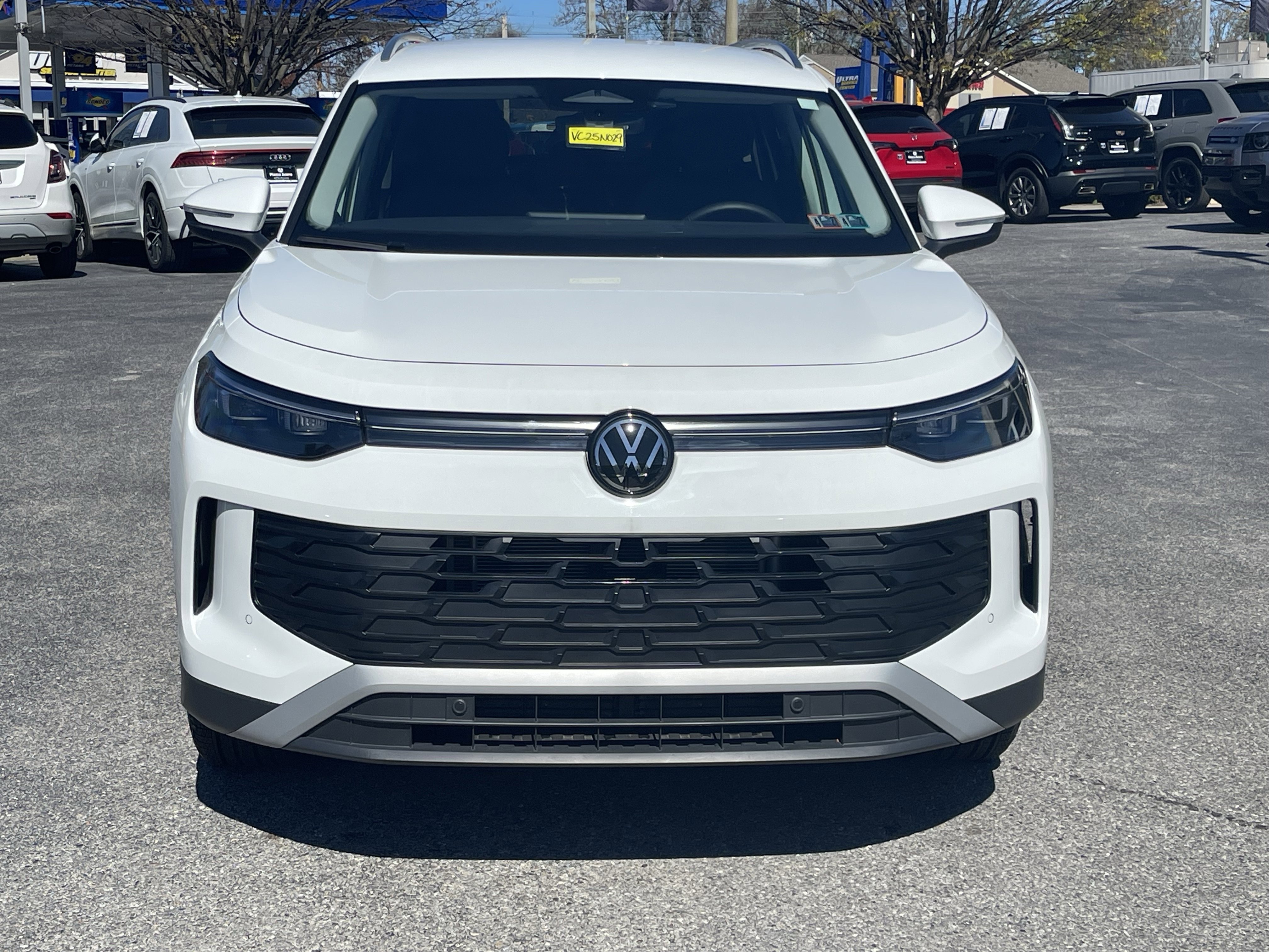 Used 2025 Volkswagen Tiguan SE image 3