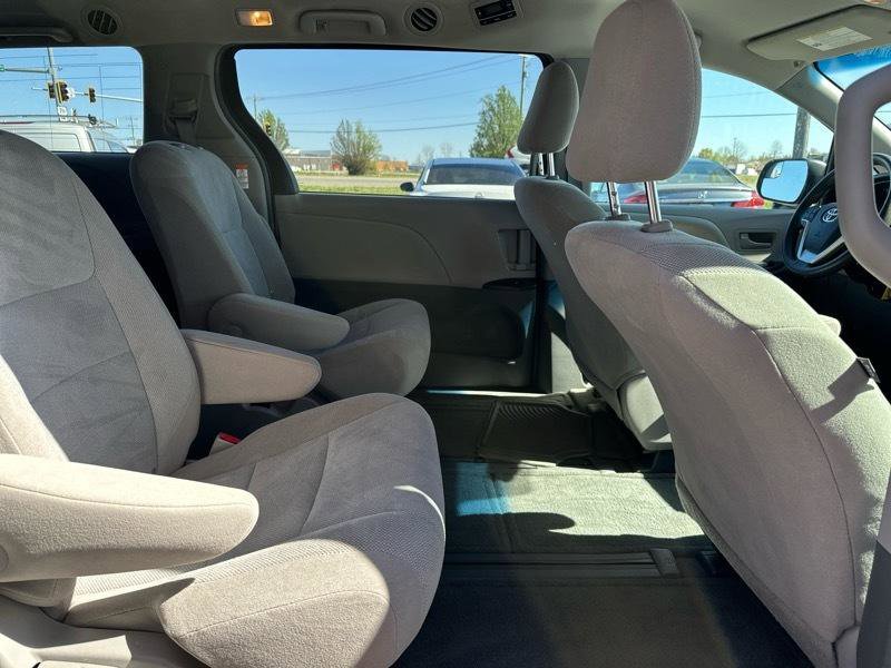 Used 2015 Toyota Sienna L image 5