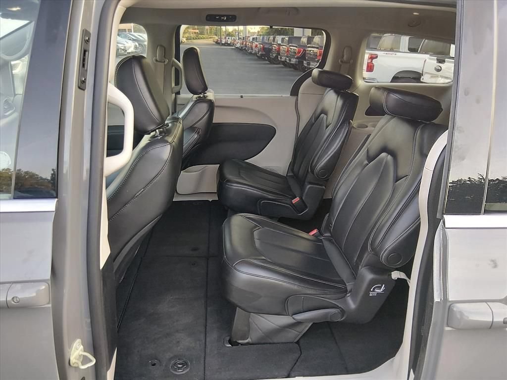 Used 2023 Chrysler Pacifica Touring-L FWD image 13