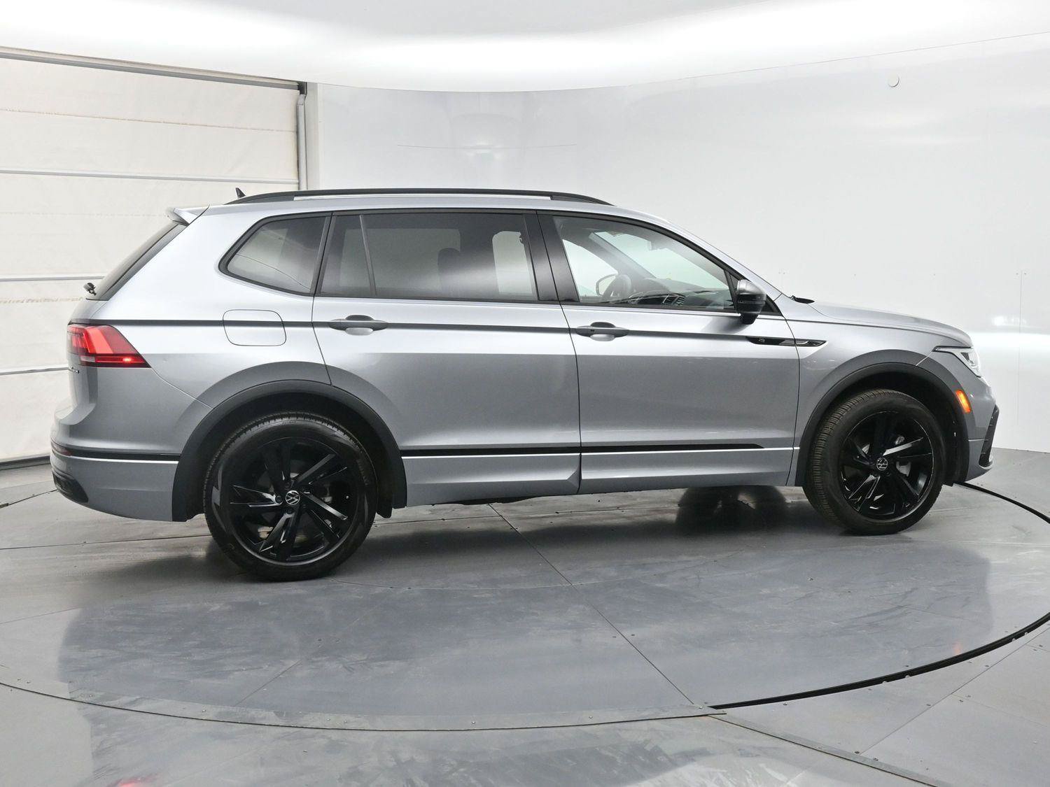 Used 2024 Volkswagen Tiguan SE R-Line AWD/4WD image 25
