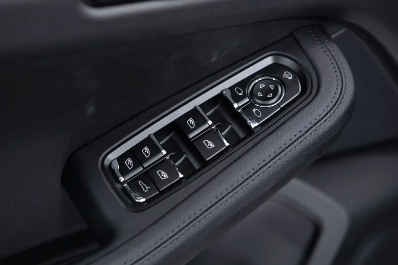 Certified 2026 Porsche Macan AWD/4WD image 24