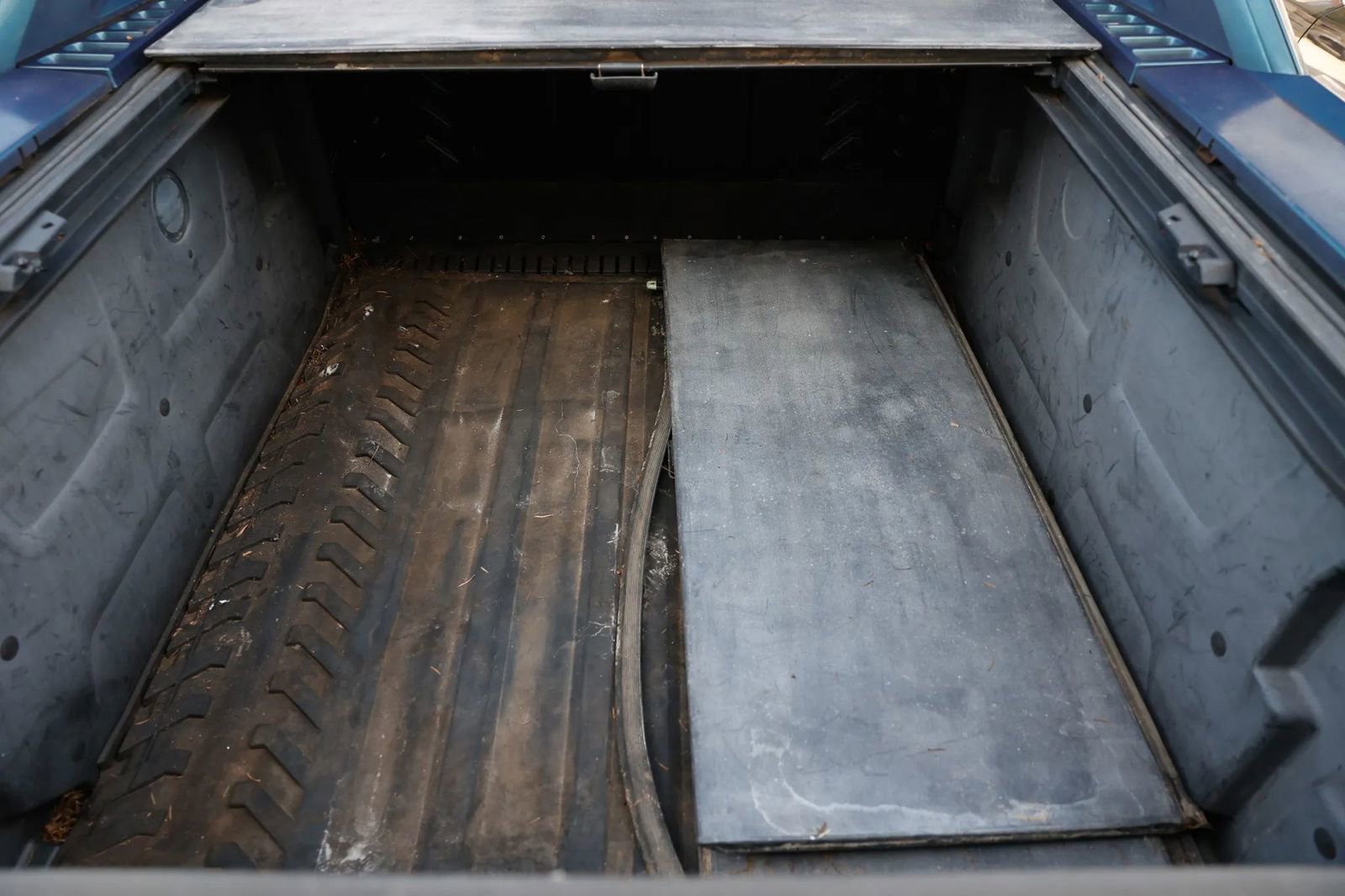 Used 2005 Cadillac Escalade EXT image 24