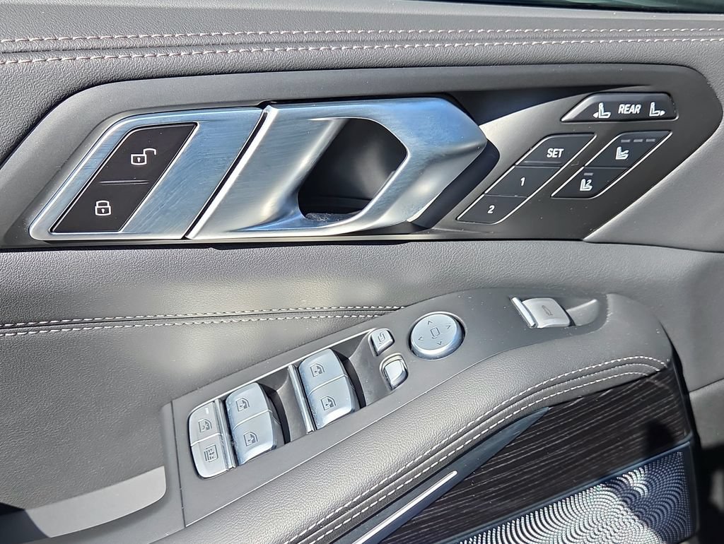 Used 2025 BMW X7 M60i AWD/4WD image 7