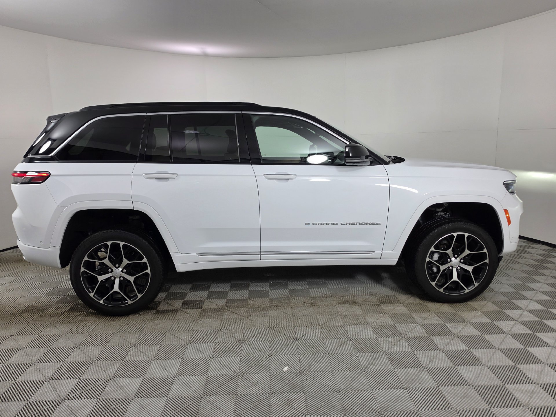 Used 2024 Jeep Grand Cherokee Summit AWD/4WD image 47