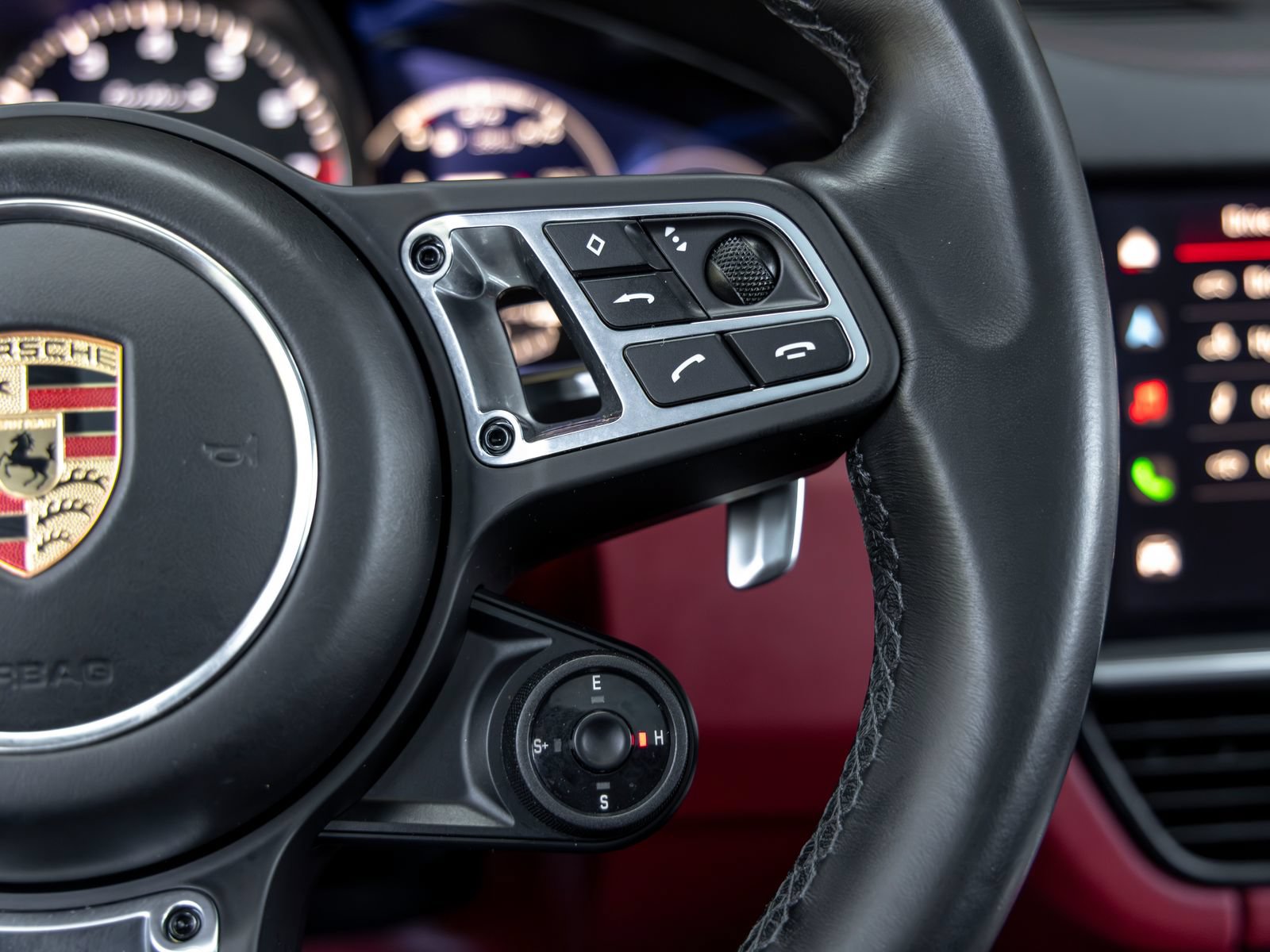 Certified 2022 Porsche Cayenne Turbo S AWD/4WD image 33