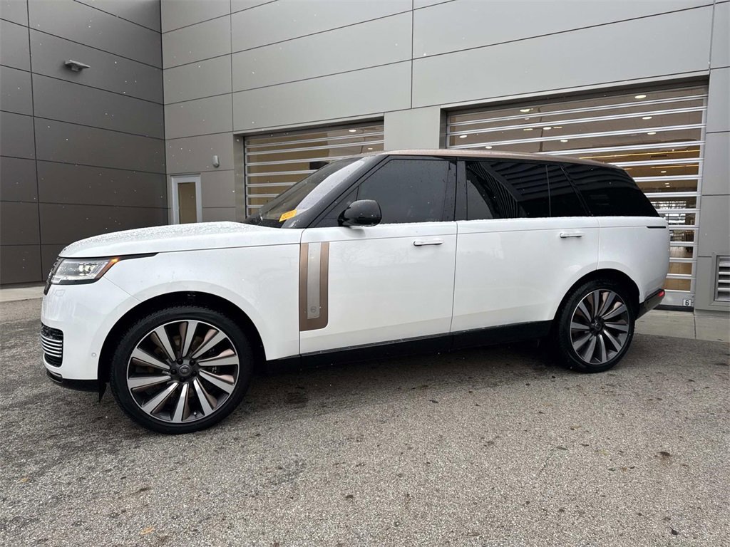 Used 2023 Land Rover Range Rover SV image 3