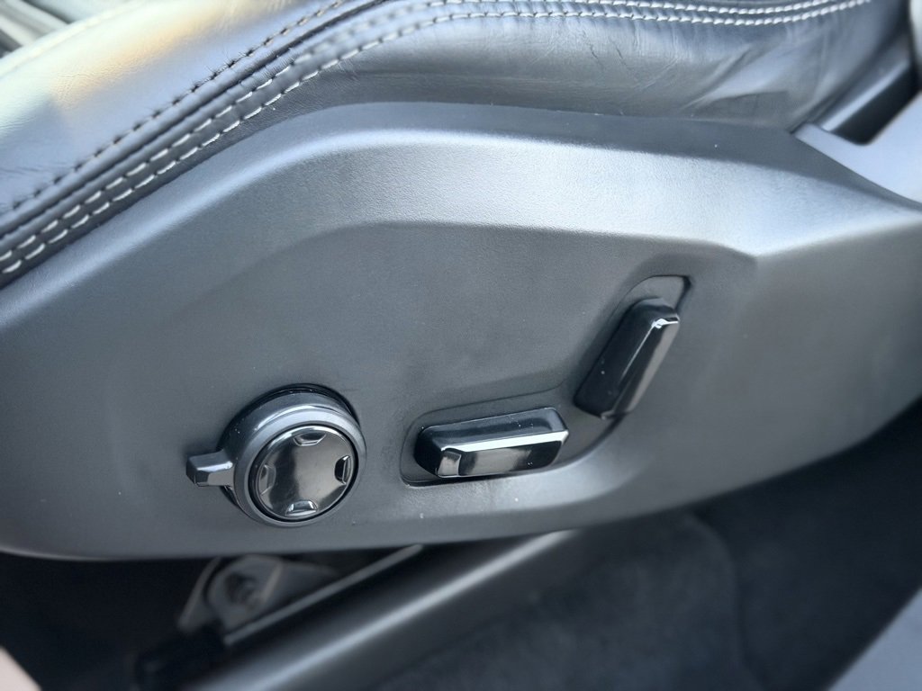 Used 2025 Volvo XC90 T8 Ultra w/ Lounge Package image 17