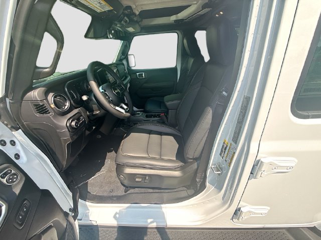 New 2026 Jeep Wrangler Unlimited Sahara AWD/4WD image 17