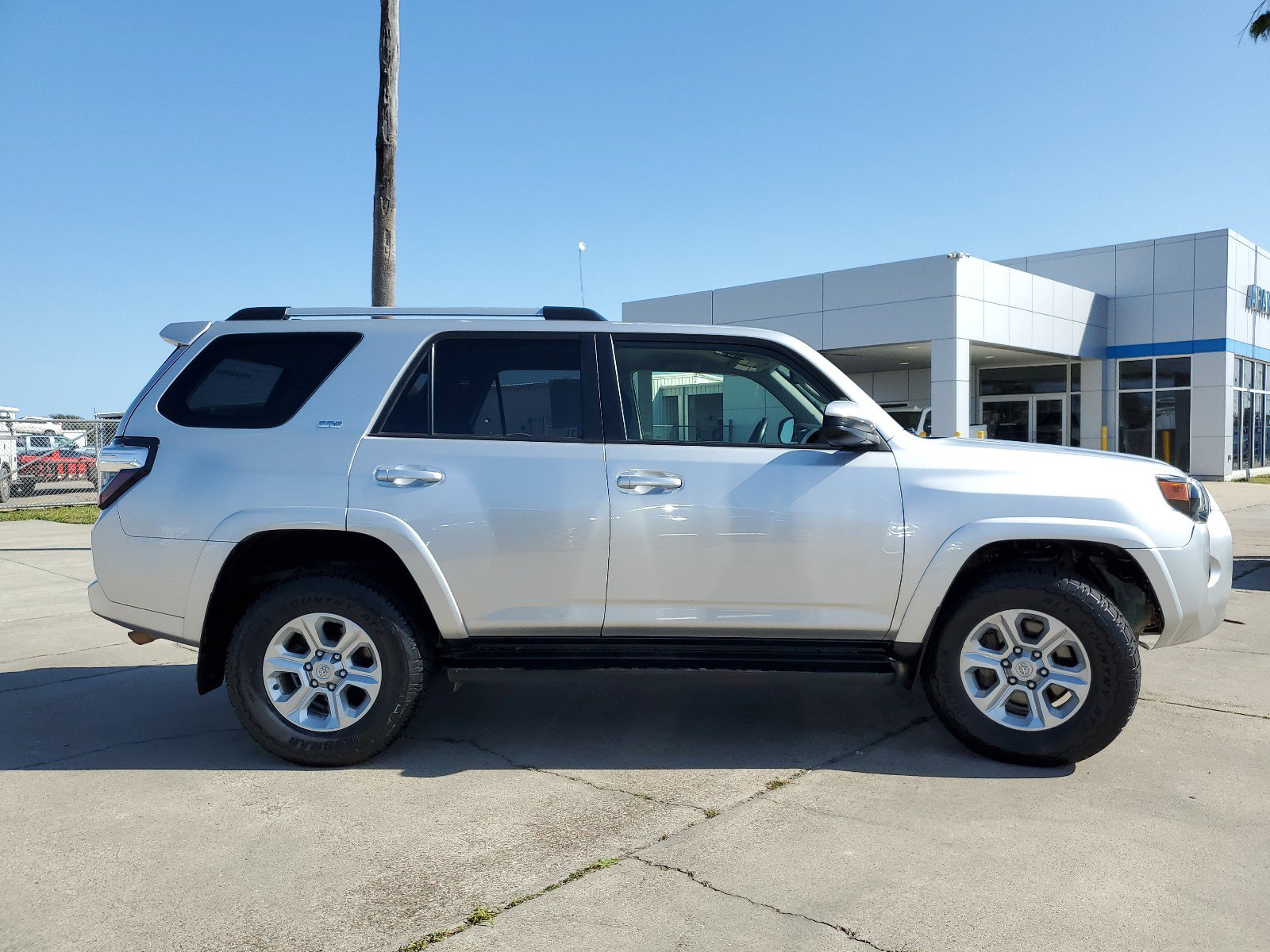 Used 2020 Toyota 4Runner SR5 AWD/4WD image 4
