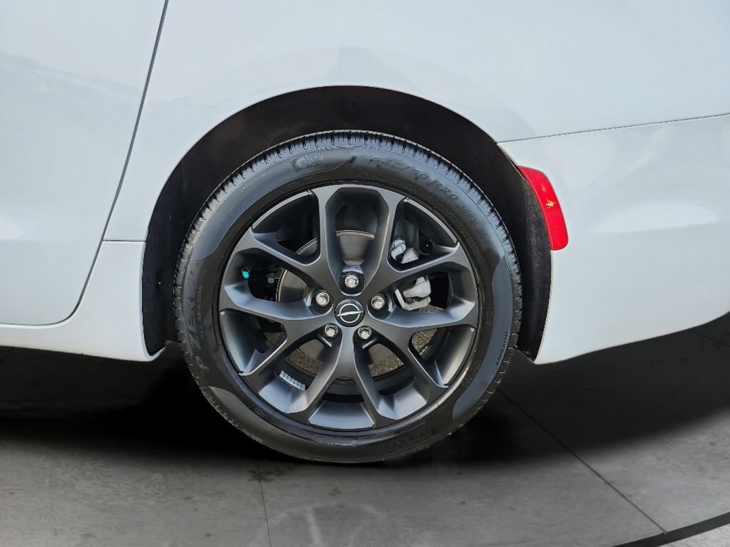 Used 2025 Chrysler Pacifica Limited FWD image 28