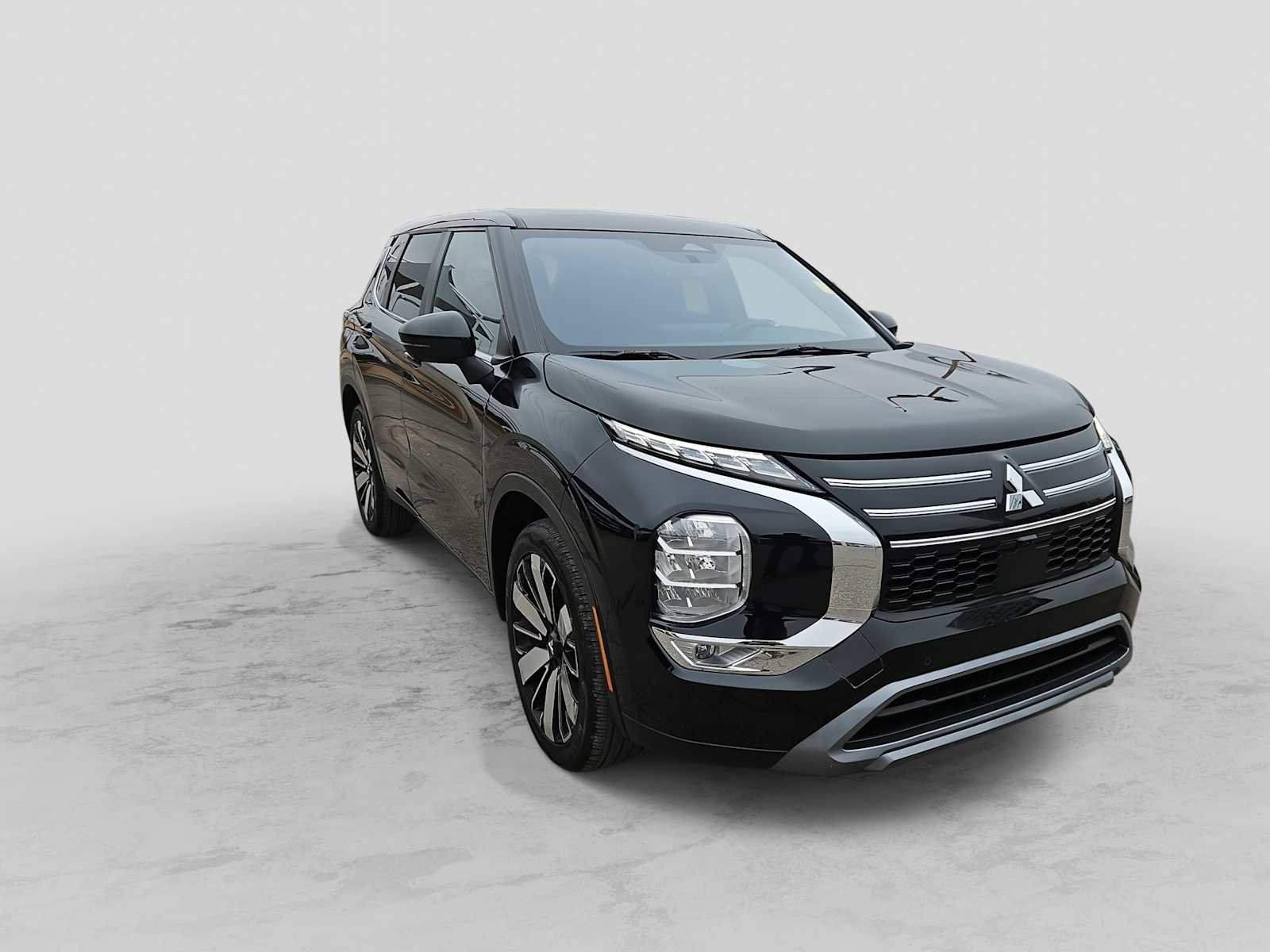 Used 2025 Mitsubishi Outlander SE image 2