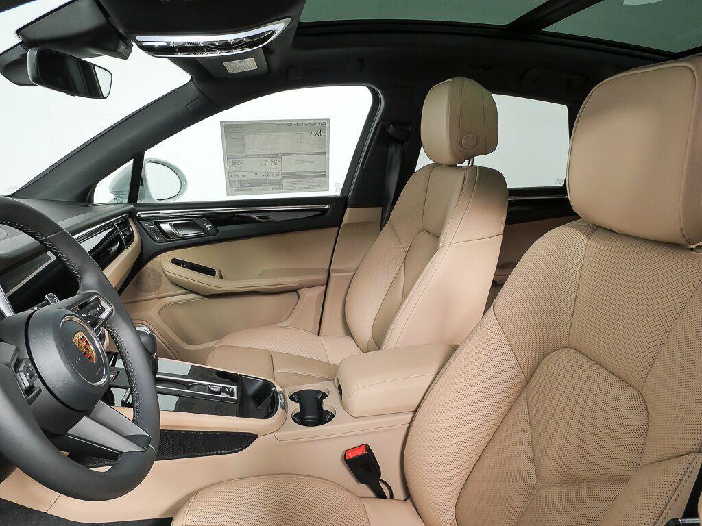 Certified 2026 Porsche Macan Turbo AWD/4WD image 5
