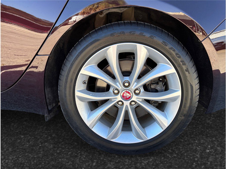 Used 2018 Jaguar XF Premium image 15