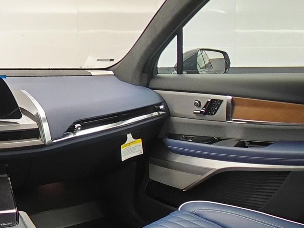 New 2026 Cadillac Vistiq Premium Luxury w/ LPO, Floor Liner Package AWD/4WD image 11