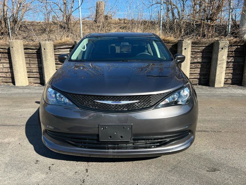 Used 2020 Chrysler Voyager L FWD image 2