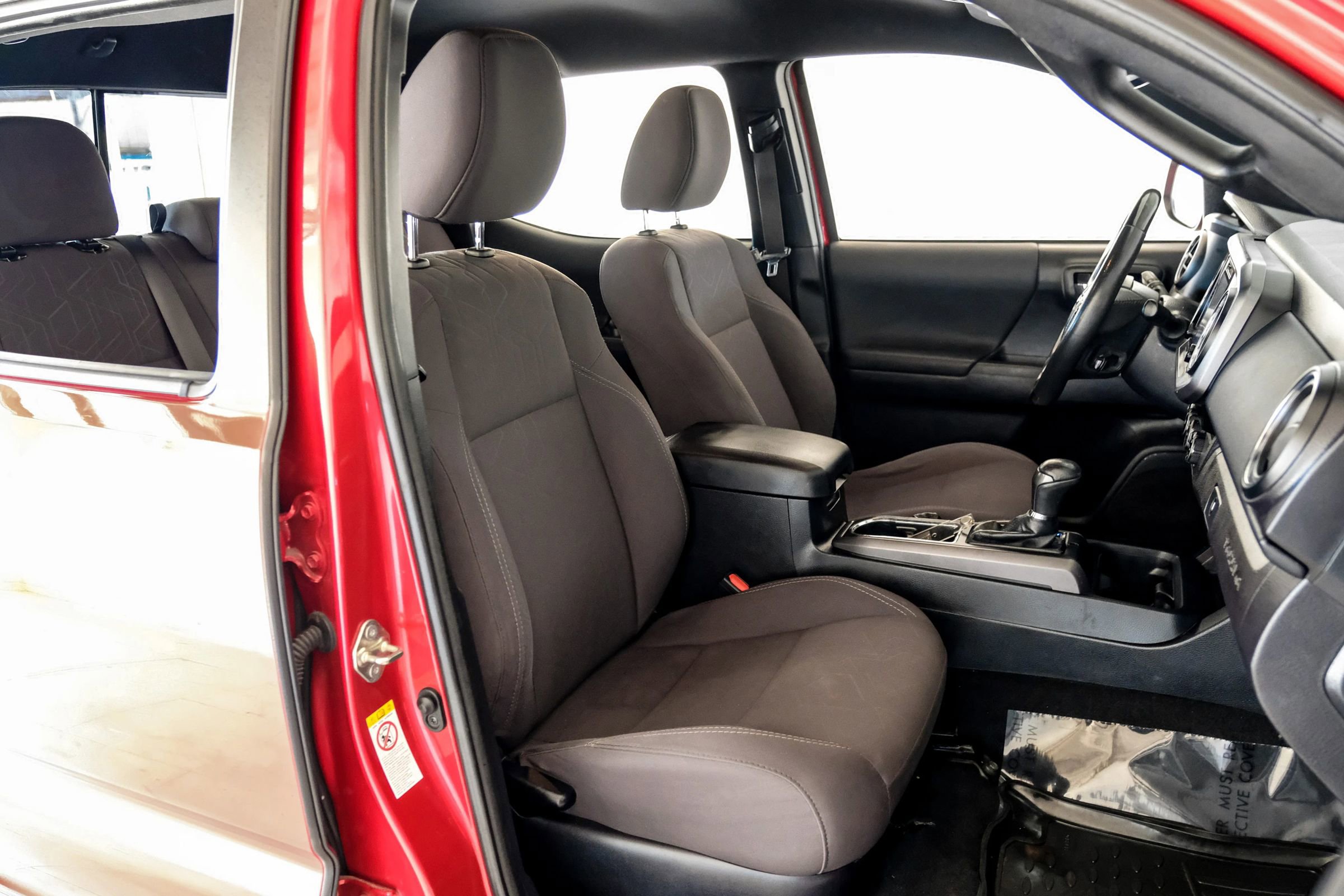 Used 2018 Toyota Tacoma TRD Sport w/ Technology Package RWD image 30