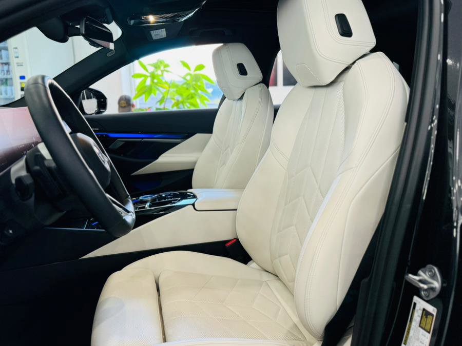 Used 2024 BMW 540i xDrive w/ Premium Package image 15