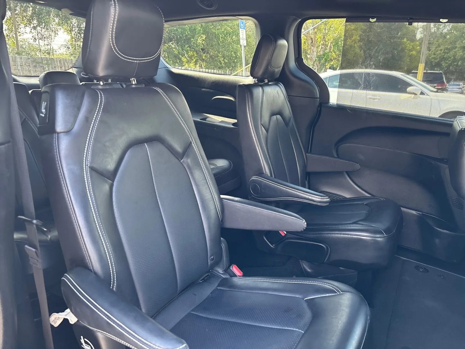 Used 2025 Chrysler Pacifica Select FWD image 12