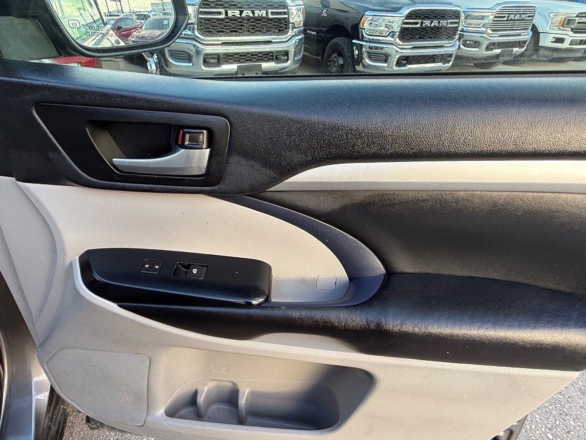 Used 2019 Toyota Highlander XLE FWD image 14