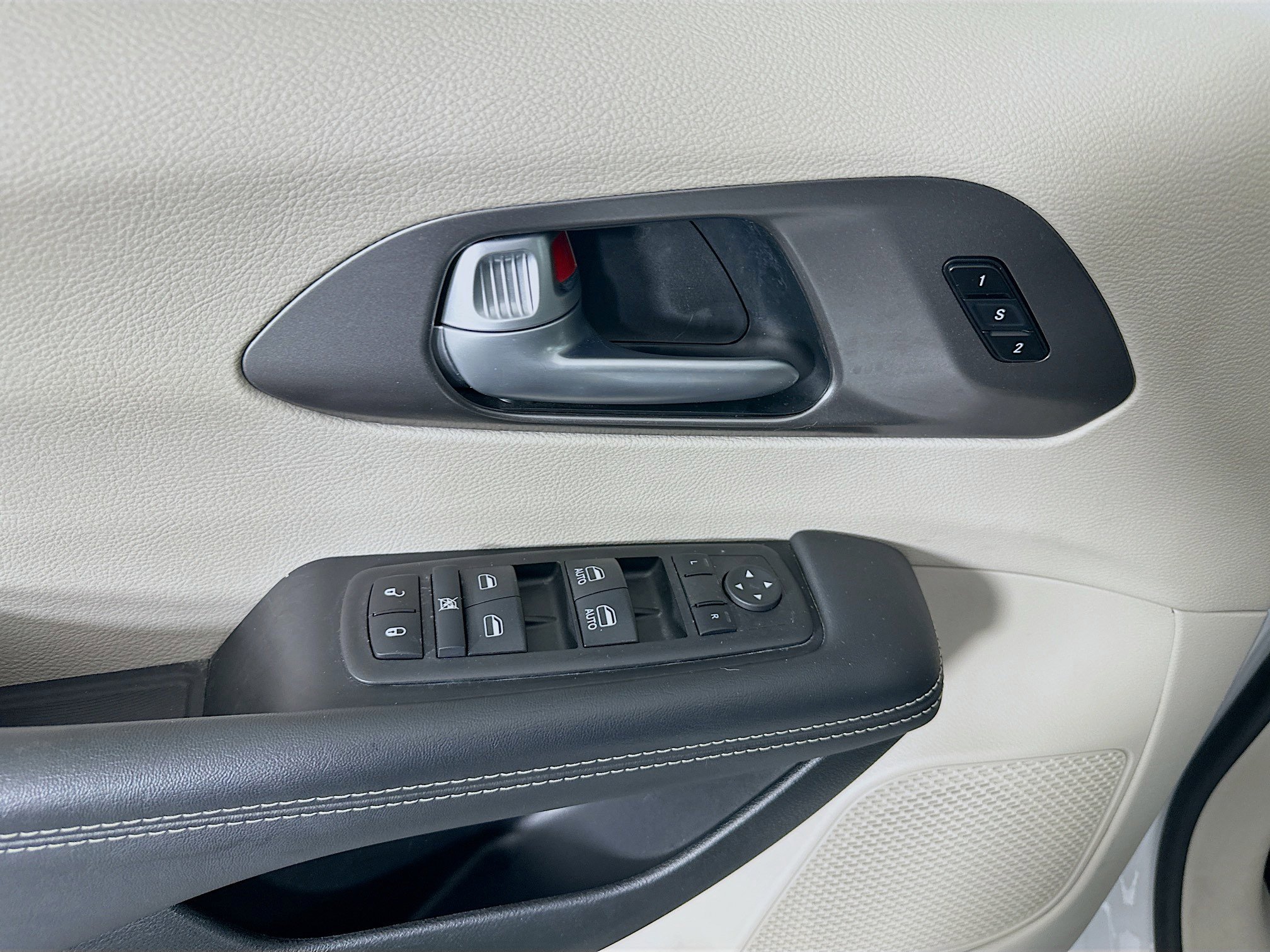 Used 2024 Chrysler Pacifica Touring-L image 15