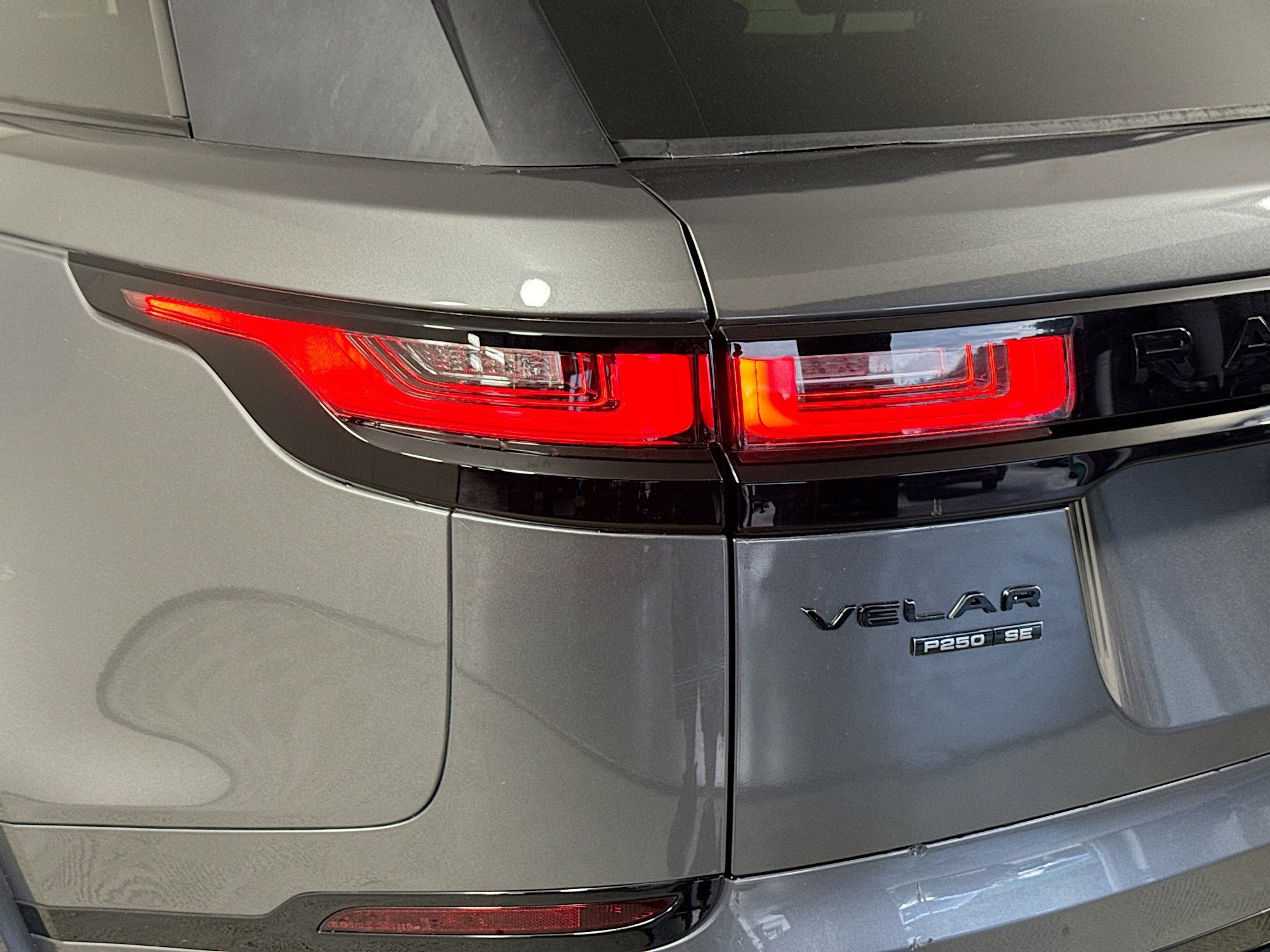 Used 2018 Land Rover Range Rover Velar R-Dynamic SE image 36