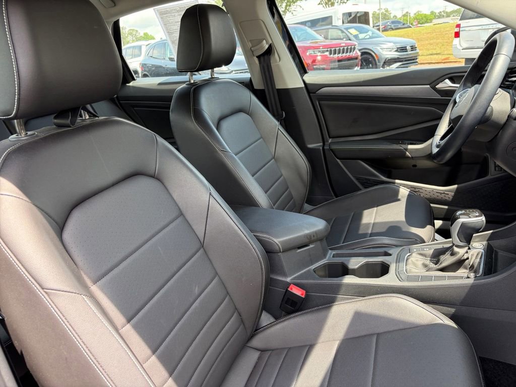 Certified 2023 Volkswagen Jetta SE FWD image 28