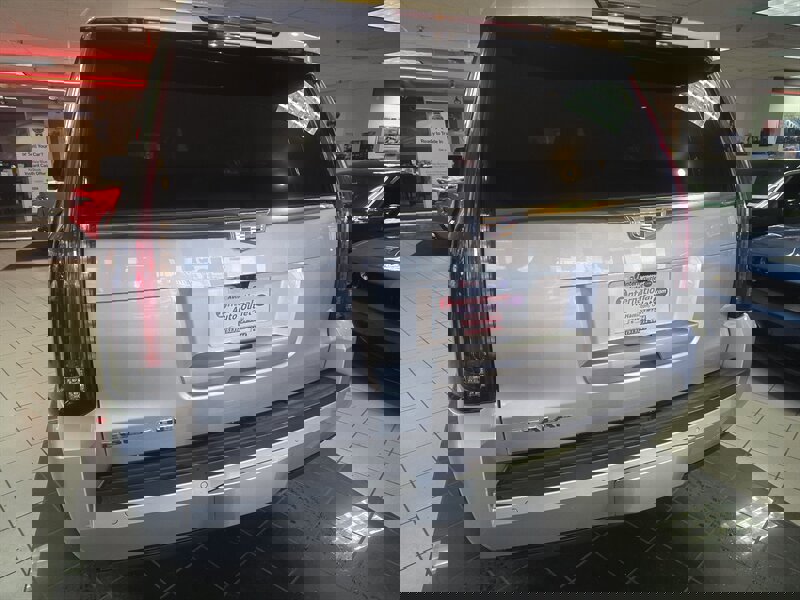 Used 2017 Cadillac Escalade ESV Premium Luxury image 5