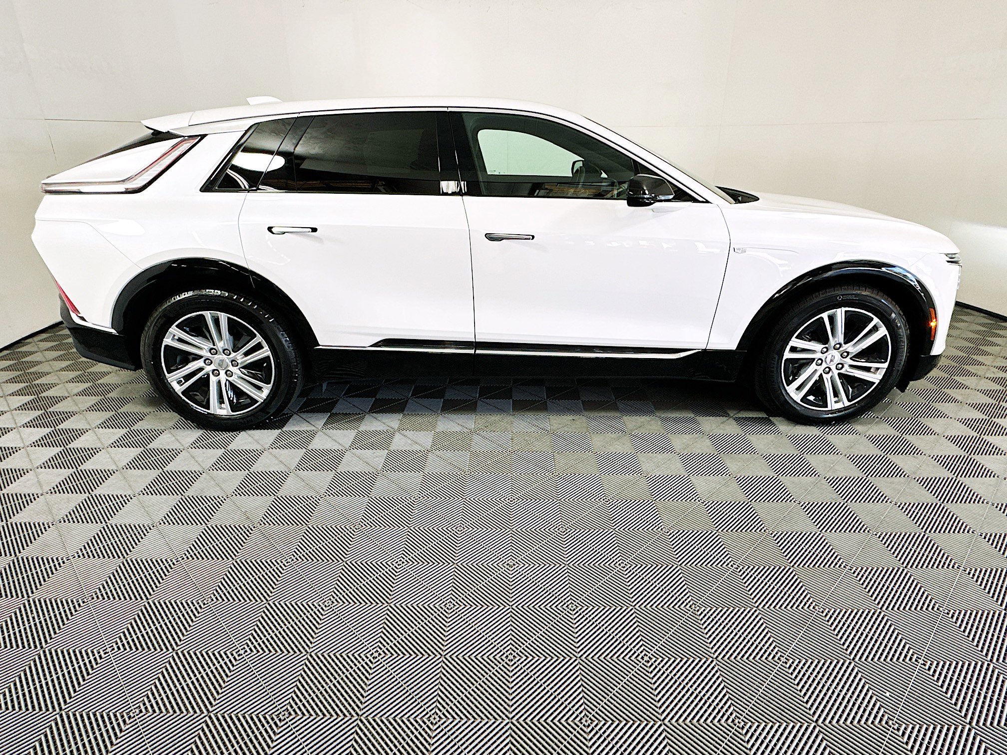 Used 2024 Cadillac Lyriq Tech image 2