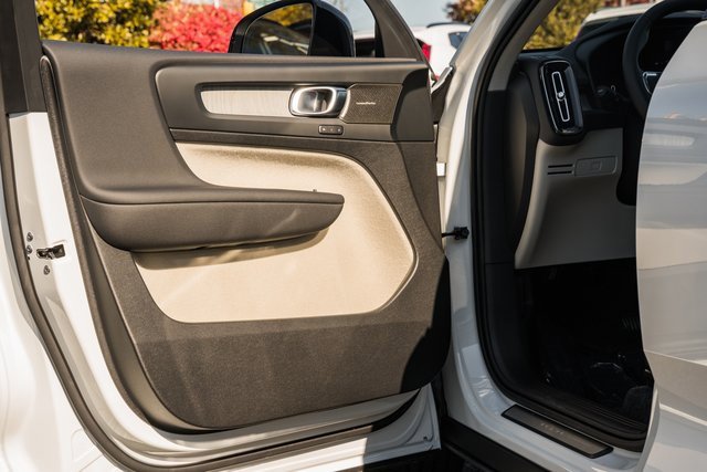 New 2026 Volvo XC40 B5 Plus w/ Protection Package Premier image 38