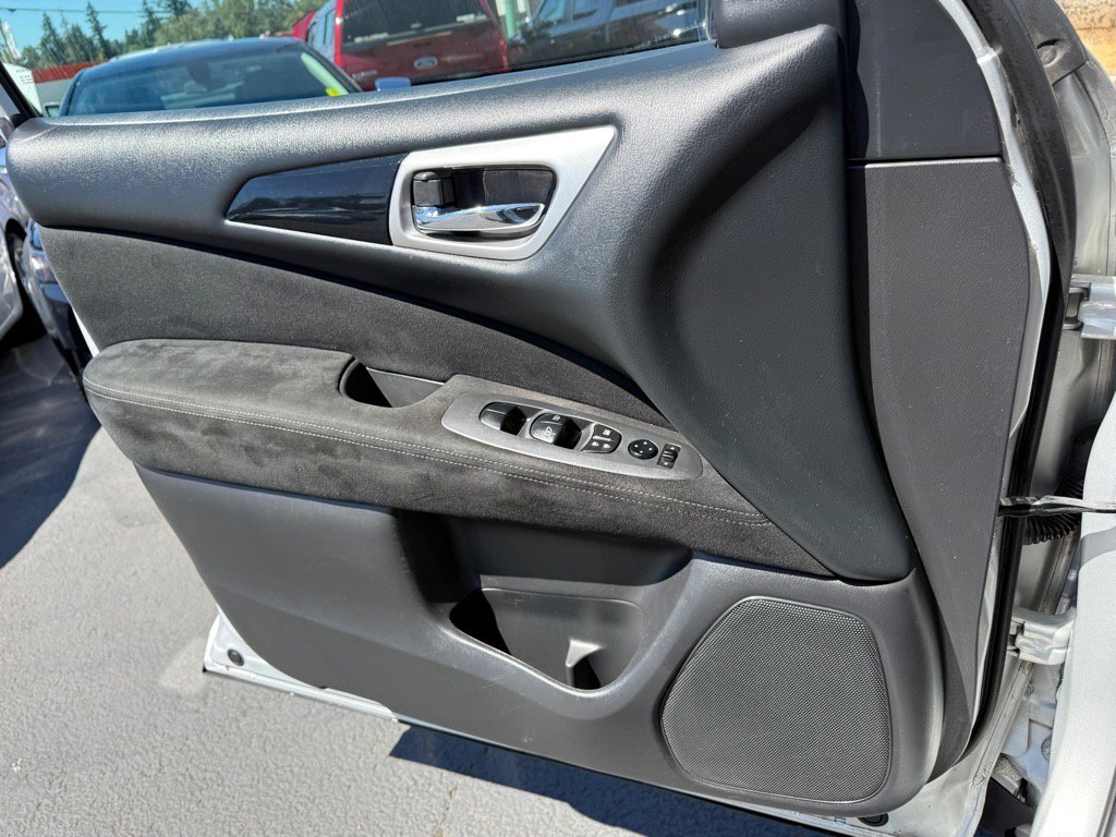 Used 2016 Nissan Pathfinder SV image 26