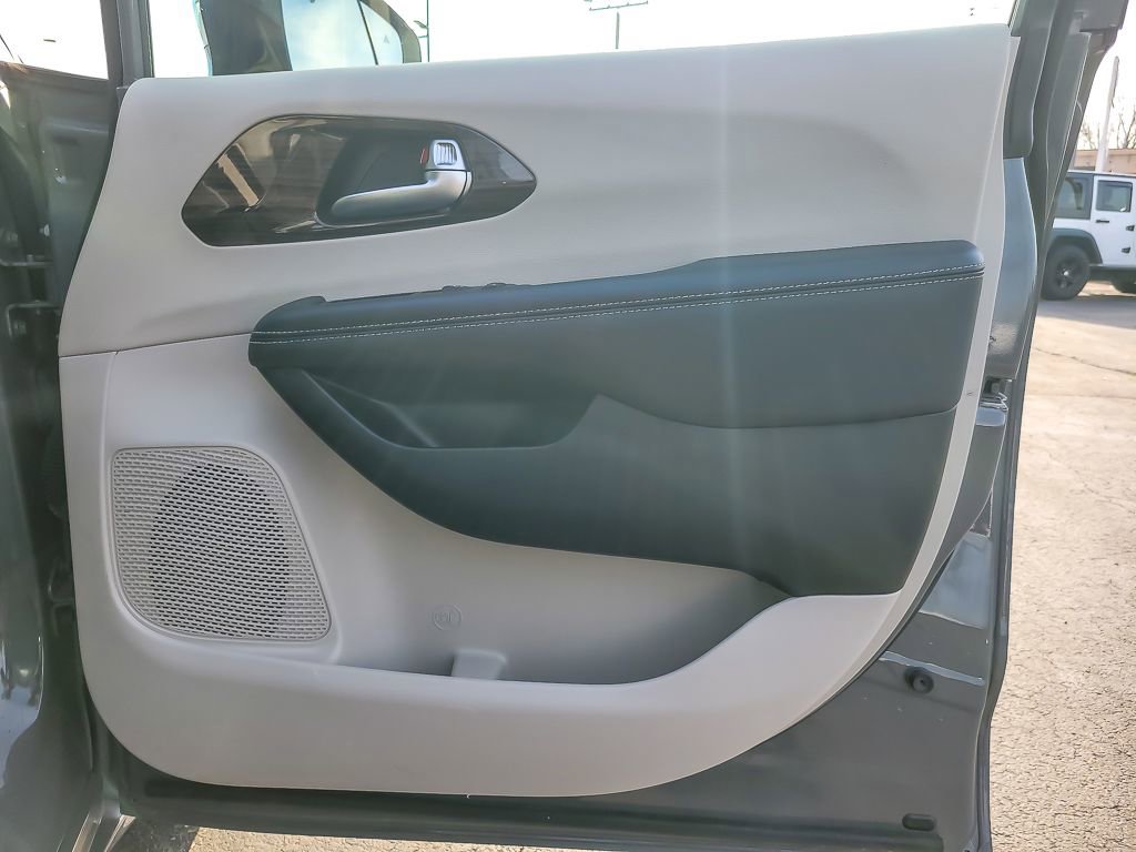Used 2023 Chrysler Pacifica Limited image 21