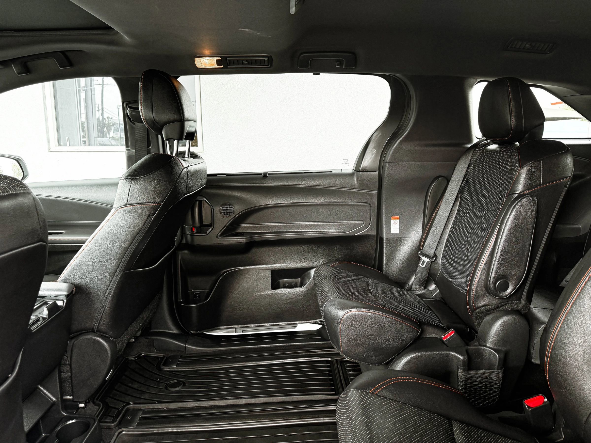 Used 2024 Toyota Sienna XSE w/ XSE Premium Package FWD image 28