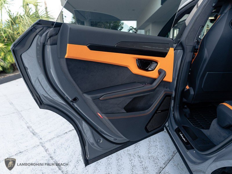 Used 2025 Lamborghini Urus SE image 28
