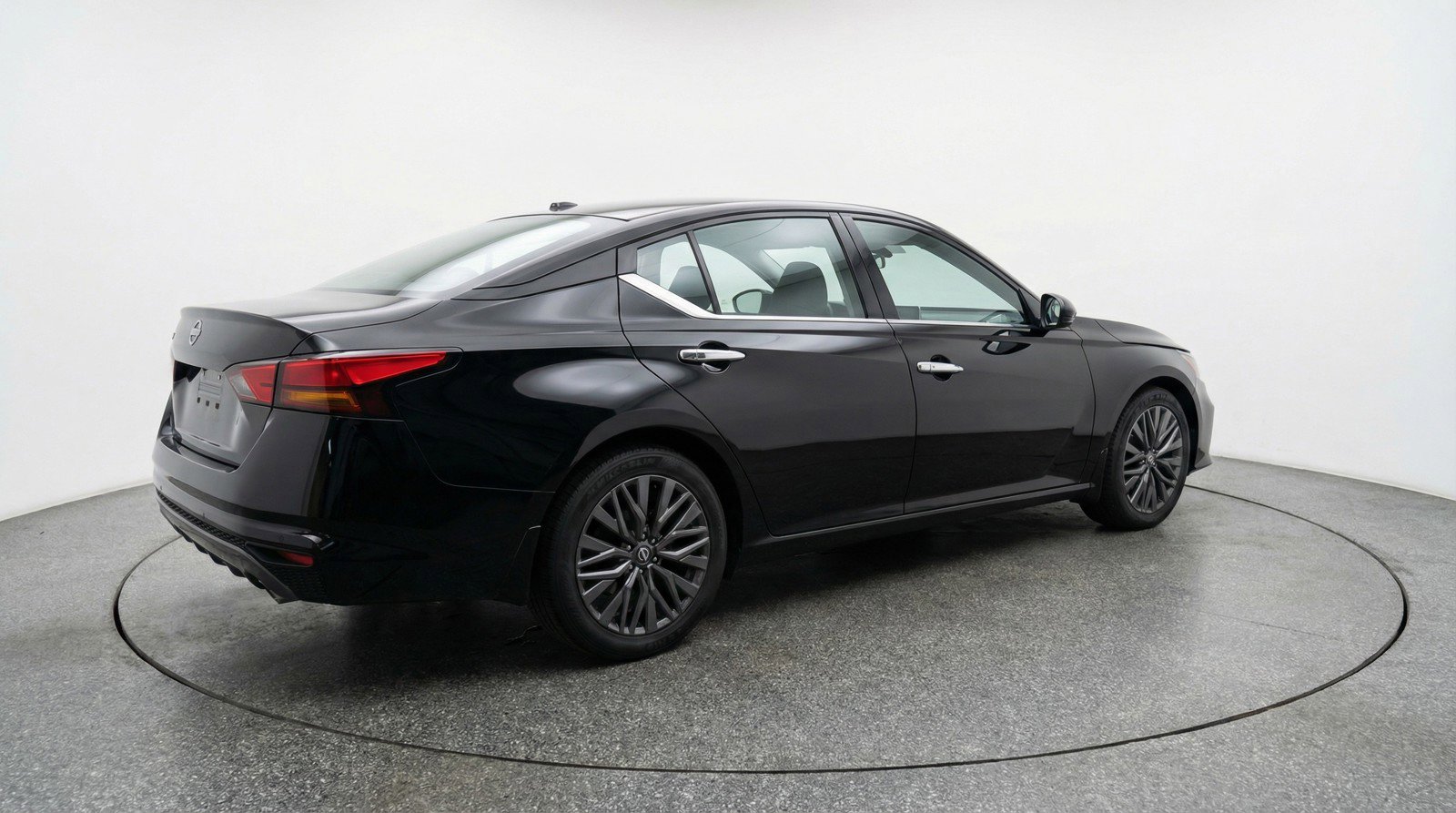Used 2025 Nissan Altima 2.5 SV FWD image 9