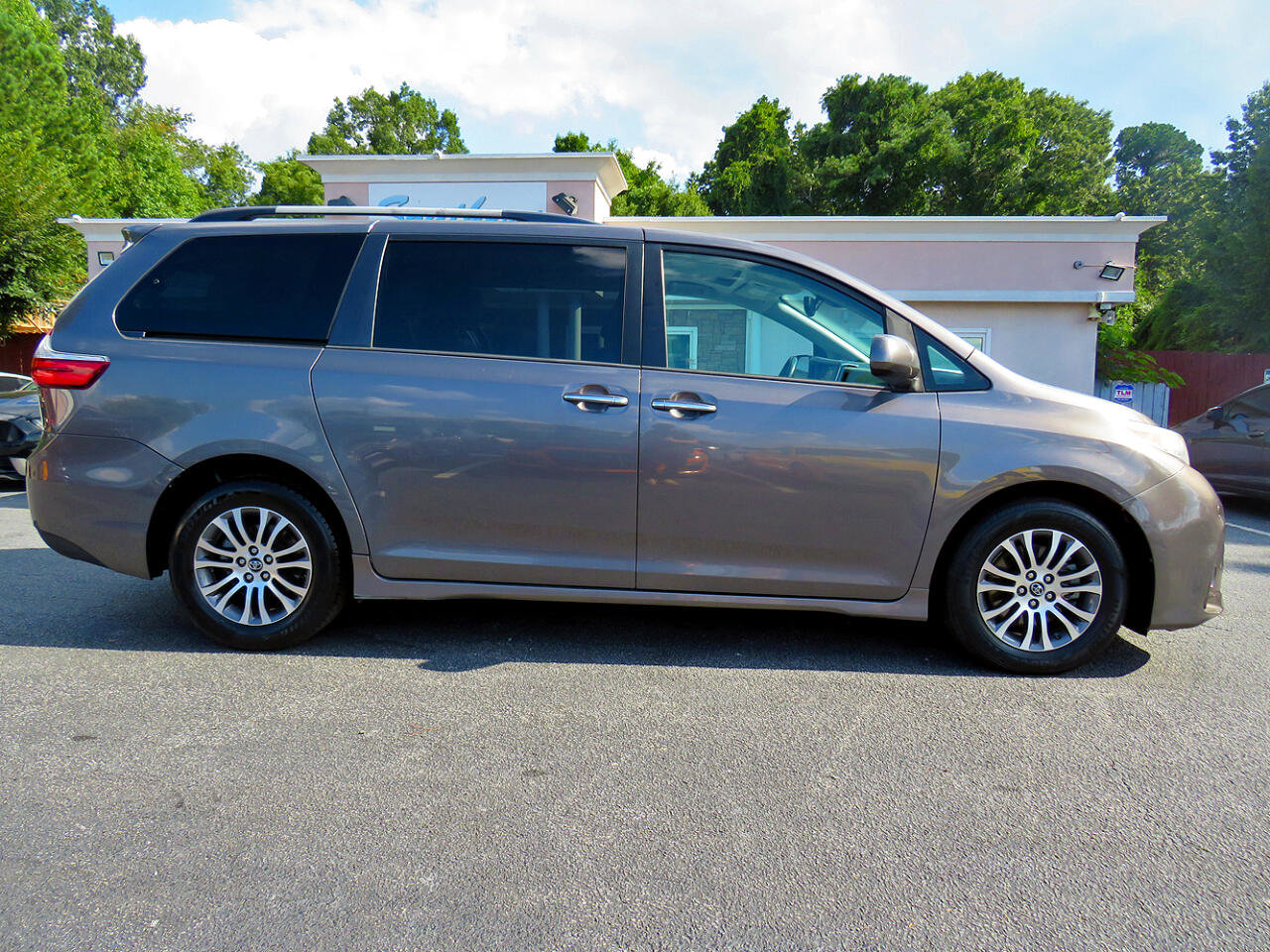 Used 2018 Toyota Sienna XLE image 6