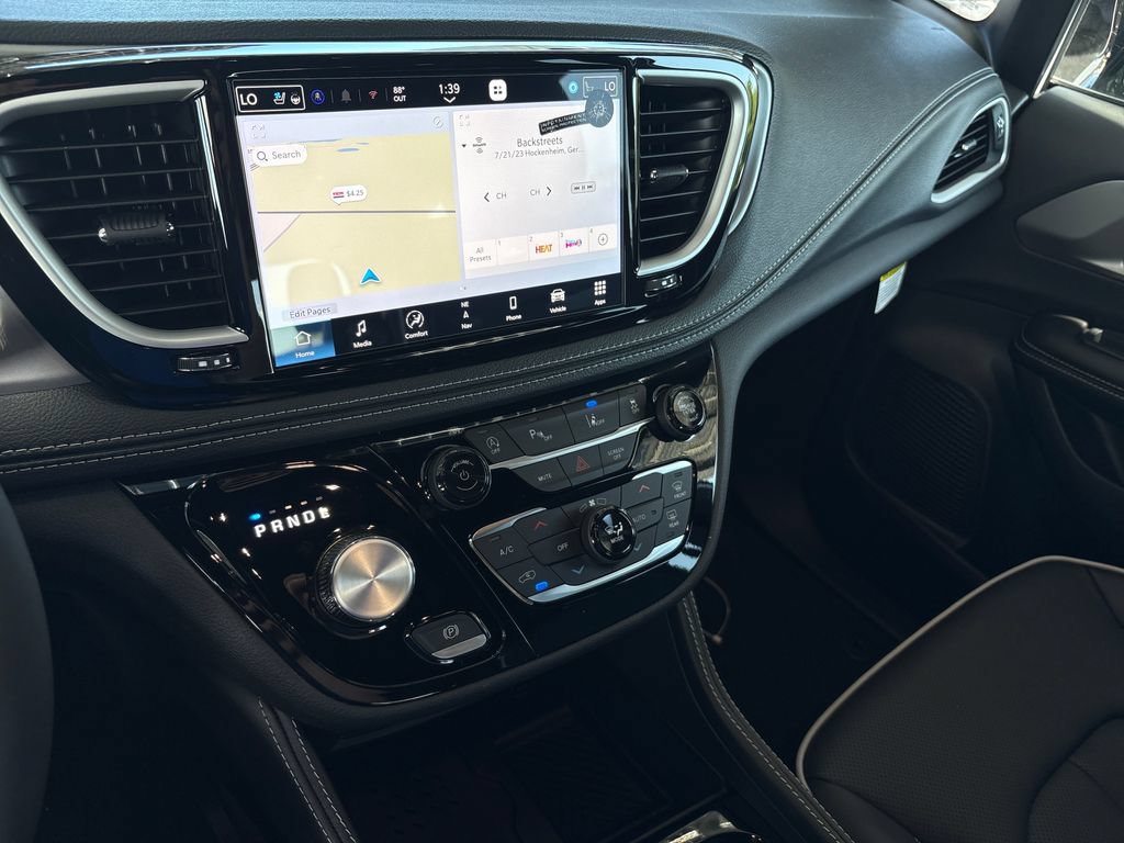 New 2027 Chrysler Pacifica Limited AWD/4WD image 16