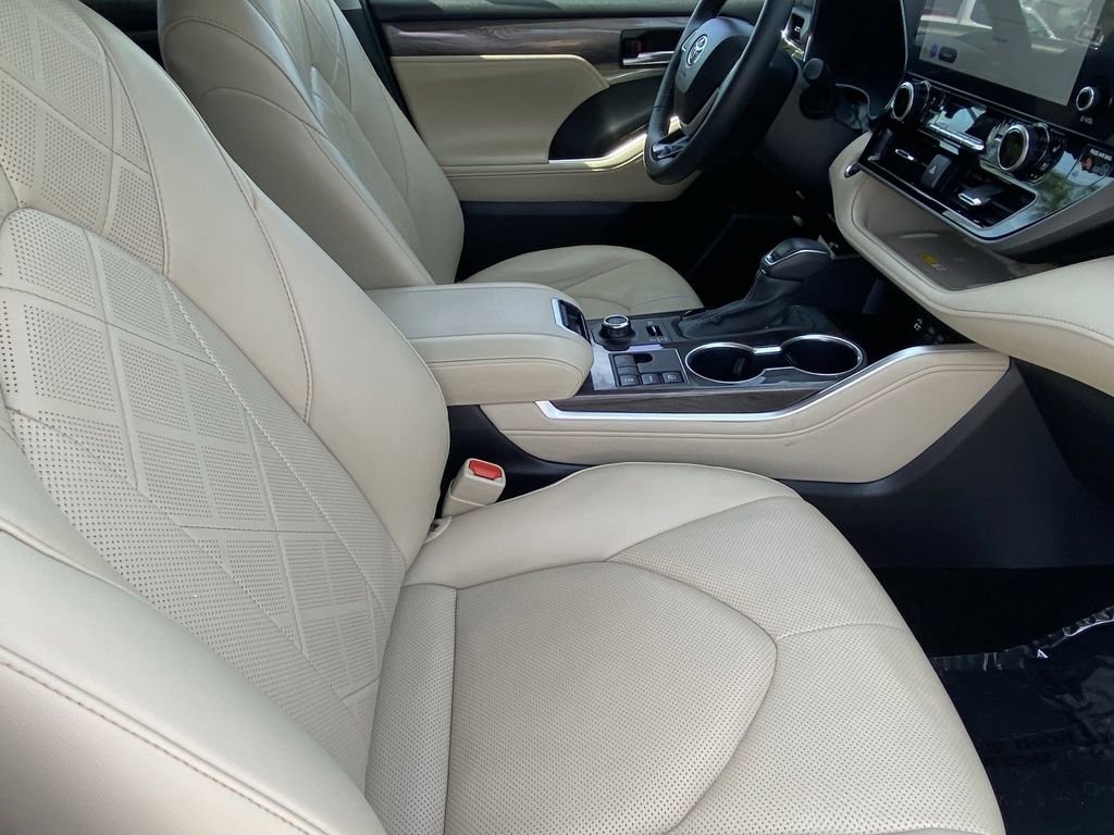 Used 2024 Toyota Highlander Platinum image 16